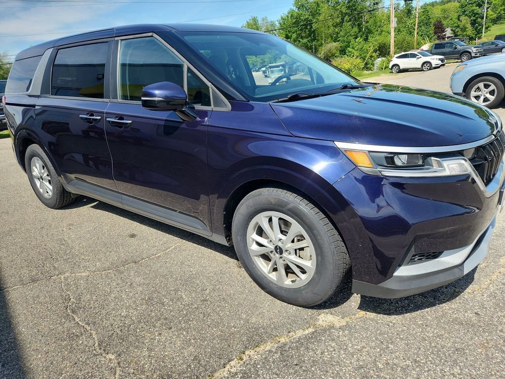 Used 2023 Kia Carnival LX image 2