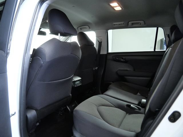 Used 2024 Toyota Highlander LE AWD/4WD image 13