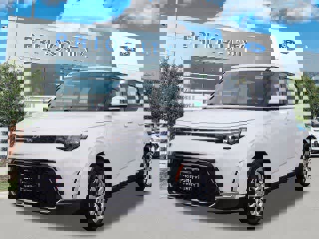 Used 2023 Kia Soul LX image 1