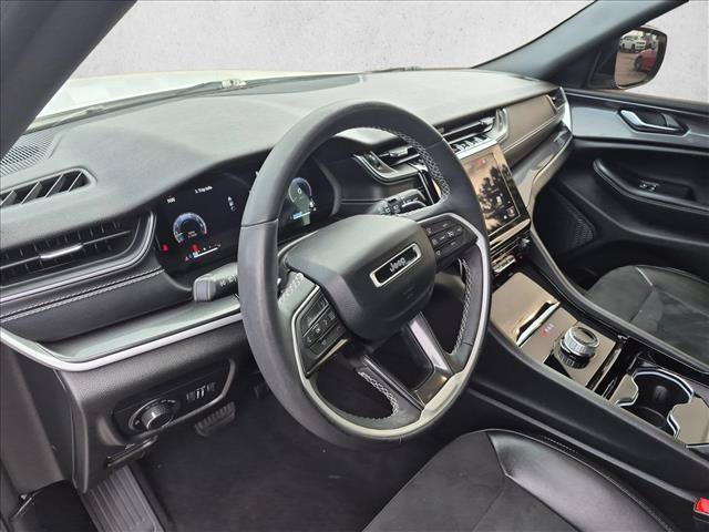 Used 2023 Jeep Grand Cherokee Altitude AWD/4WD image 10