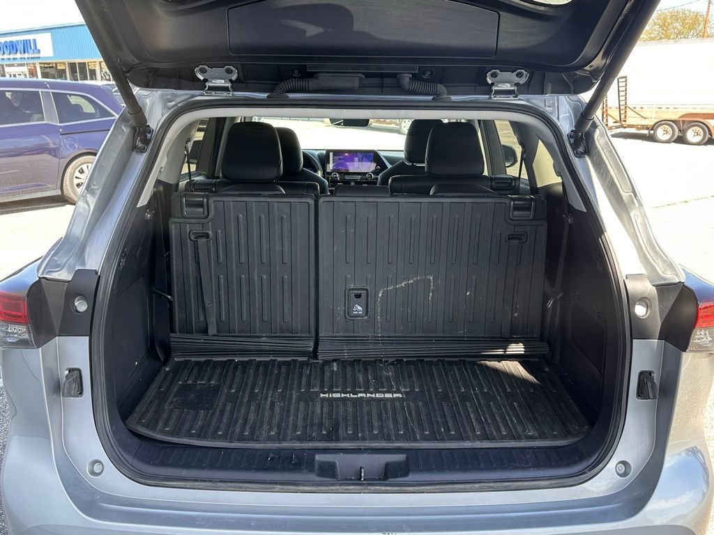 Used 2024 Toyota Highlander Limited AWD/4WD image 16