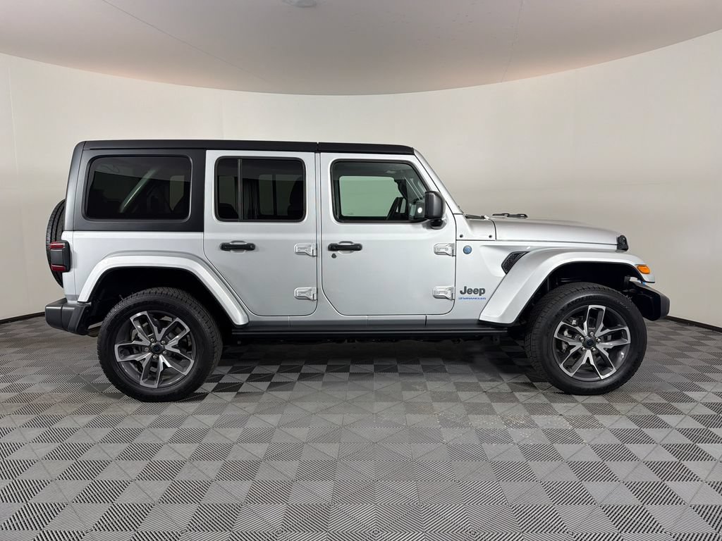 Used 2024 Jeep Wrangler Unlimited w/ Convenience Group AWD/4WD image 2