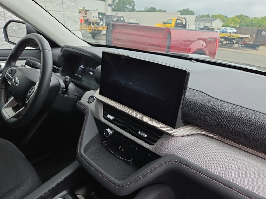 Certified 2025 Ford Explorer Active AWD/4WD image 5