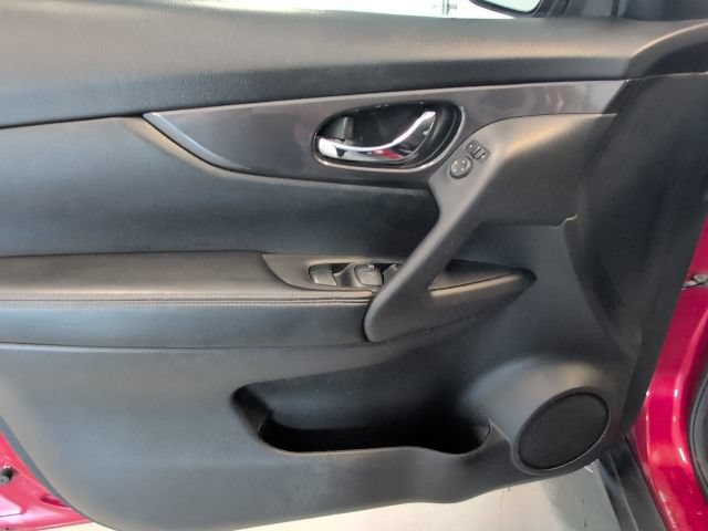 Used 2017 Nissan Rogue SV AWD/4WD image 13