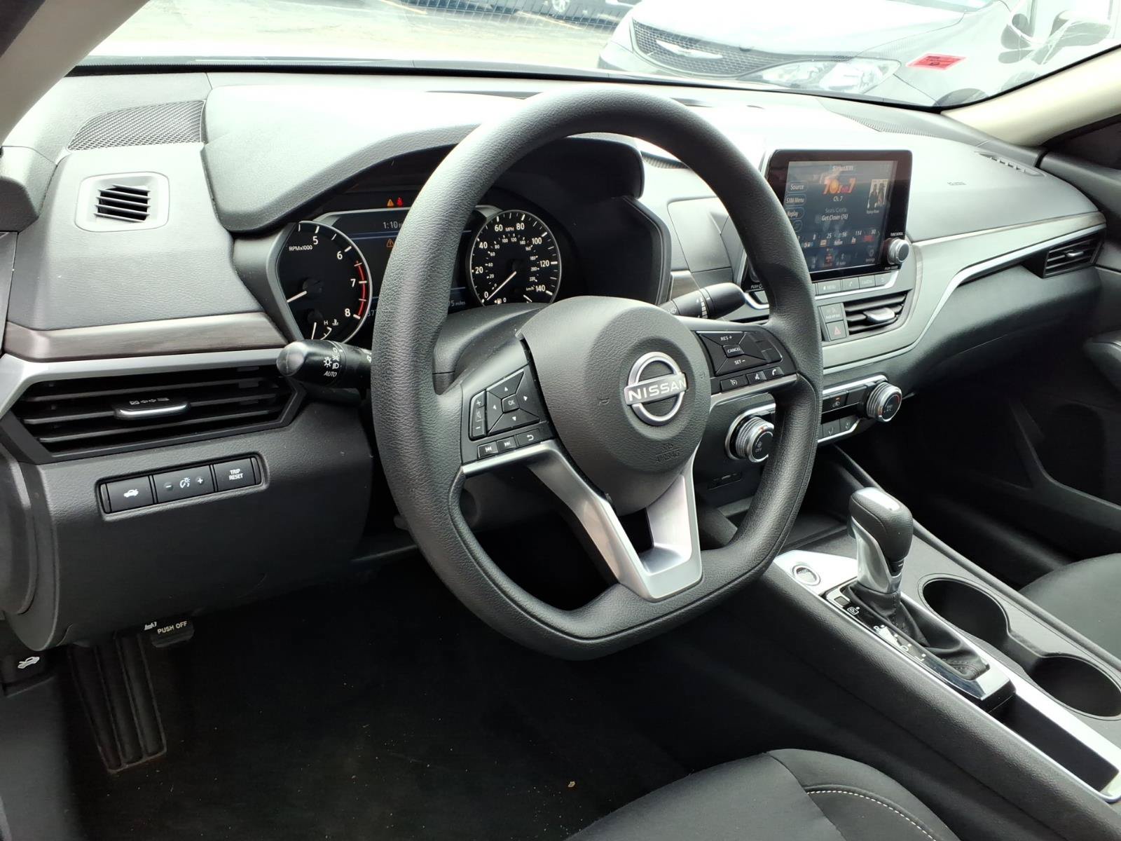 Used 2025 Nissan Altima 2.5 SV FWD image 9