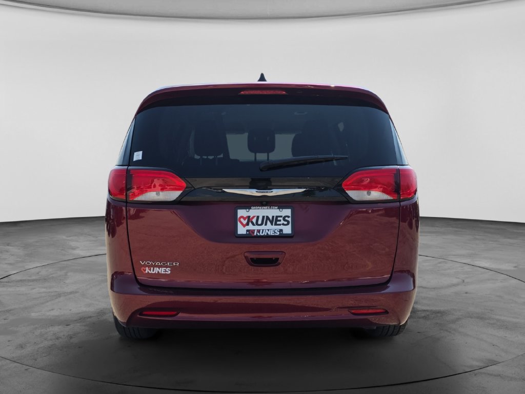 Used 2023 Chrysler Voyager LX FWD image 7