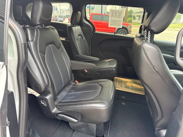 Used 2025 Chrysler Pacifica Select FWD image 36