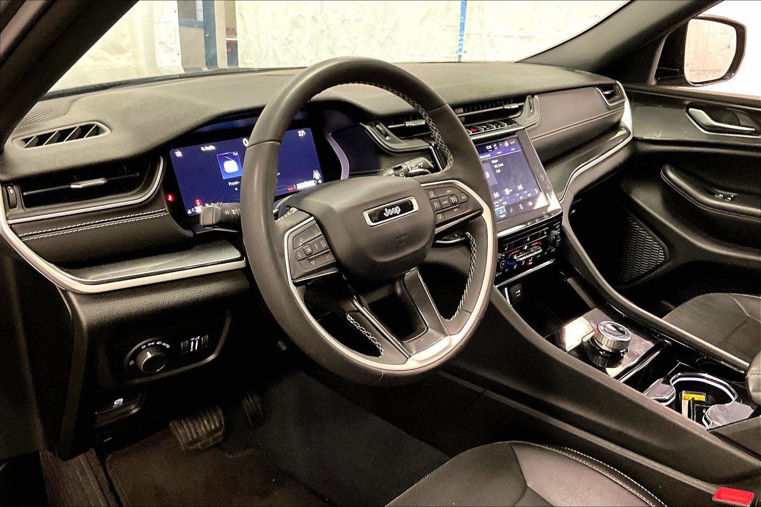 Used 2023 Jeep Grand Cherokee L Laredo image 12