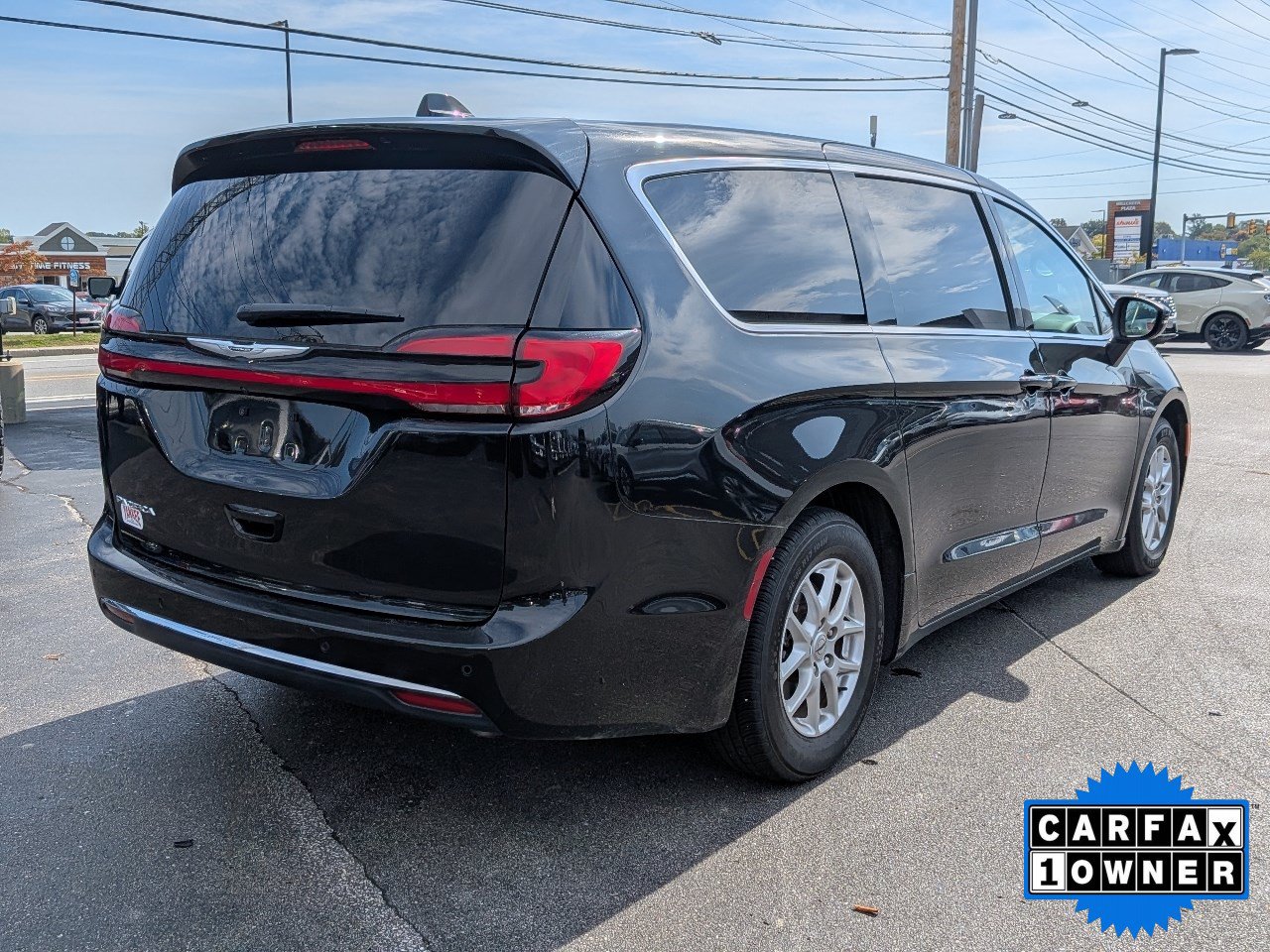Used 2023 Chrysler Pacifica Touring-L FWD image 4