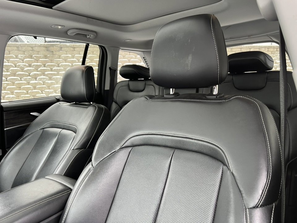 Used 2023 Jeep Grand Cherokee Limited w/ Luxury Tech Group II image 16