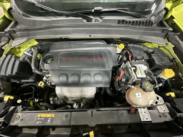 Used 2017 Jeep Renegade Latitude w/ Cold Weather Group FWD image 22