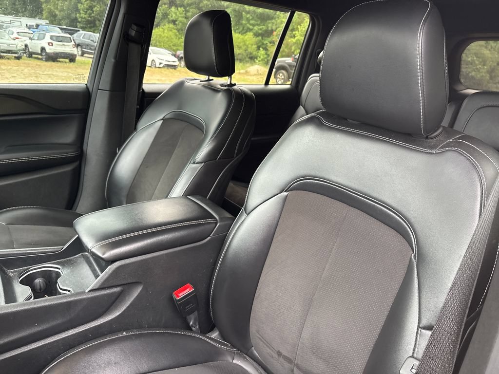 Used 2023 Jeep Grand Cherokee L Laredo AWD/4WD image 9