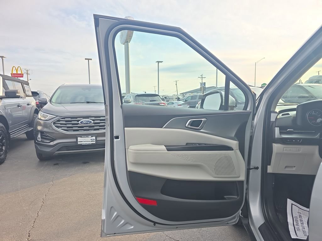 Used 2023 Kia Carnival LX FWD image 12