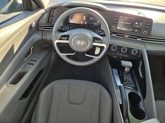 Used 2025 Hyundai Elantra SE FWD image 13