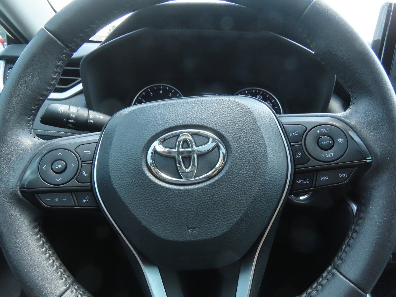 Used 2022 Toyota RAV4 XLE Premium FWD image 26