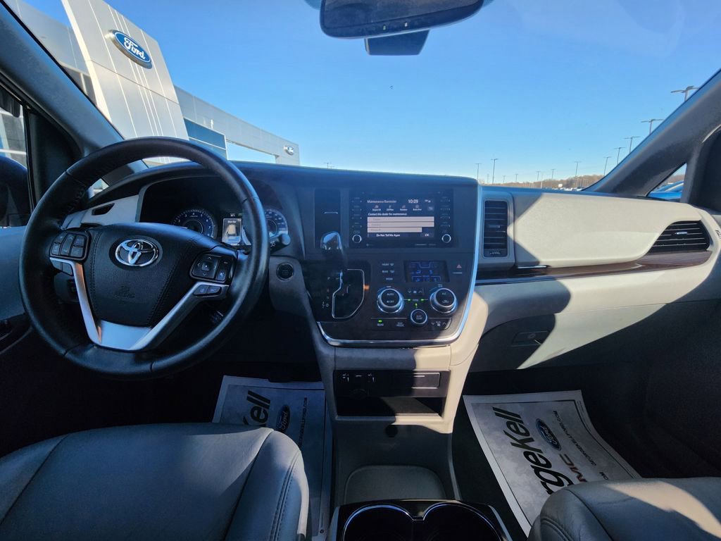 Used 2019 Toyota Sienna XLE image 9