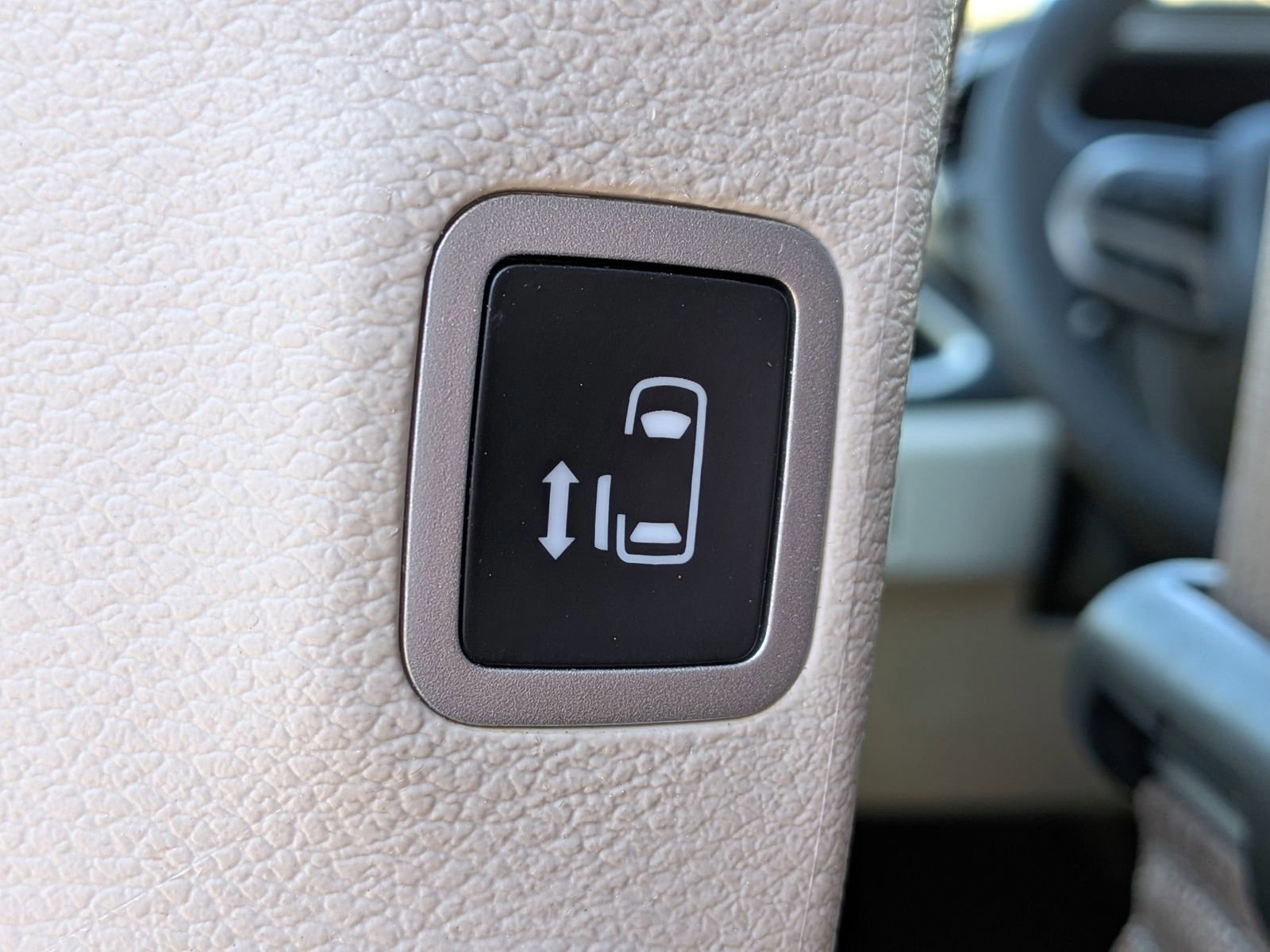 Used 2022 Chrysler Pacifica Touring-L w/ Uconnect Theater Family Group image 11