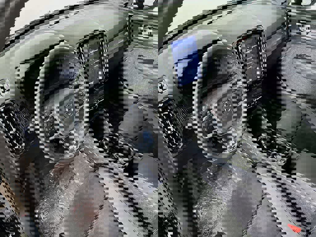 Used 2023 Volvo XC40 B5 Plus image 2