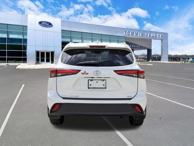 Used 2023 Toyota Highlander XLE FWD image 3