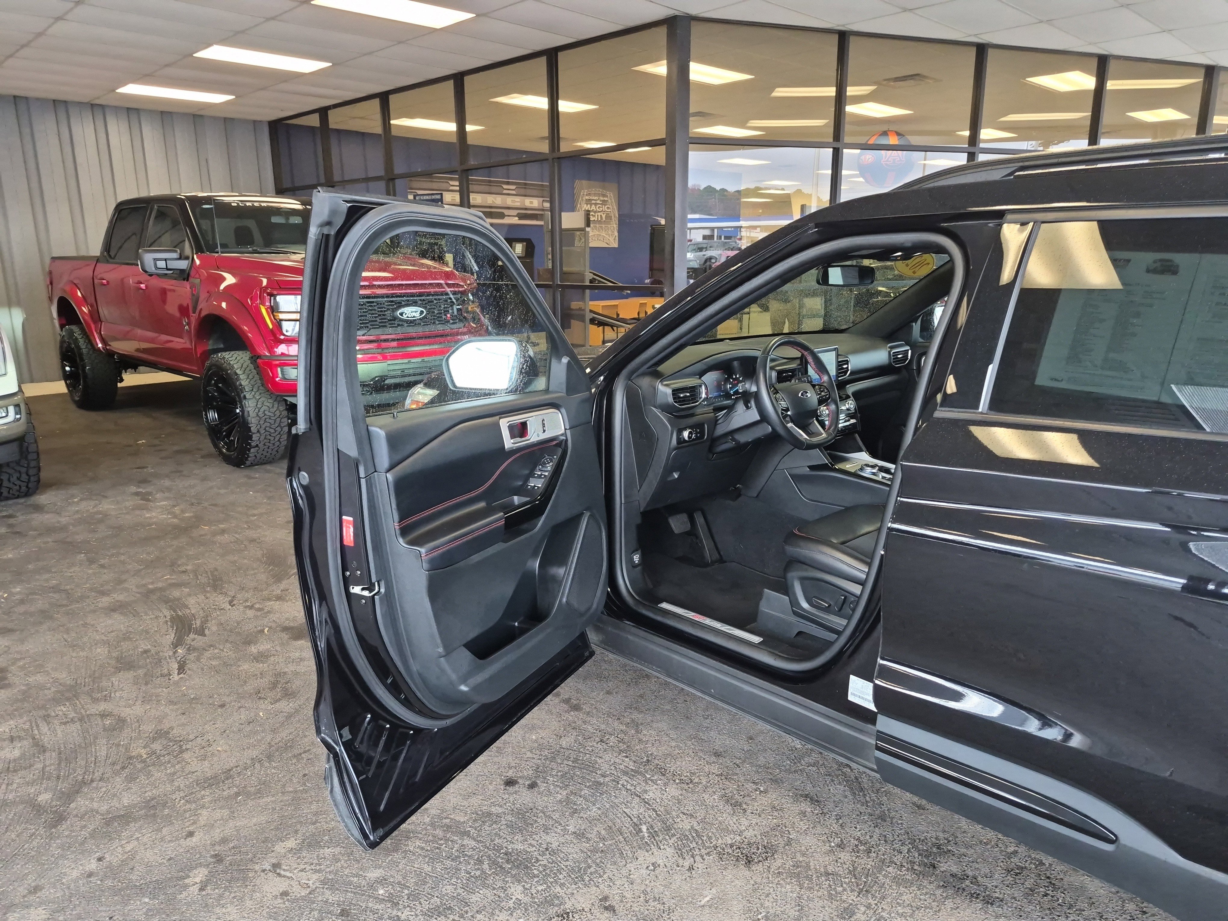 Certified 2023 Ford Explorer ST-Line w/ Class IV Trailer Tow Package image 9