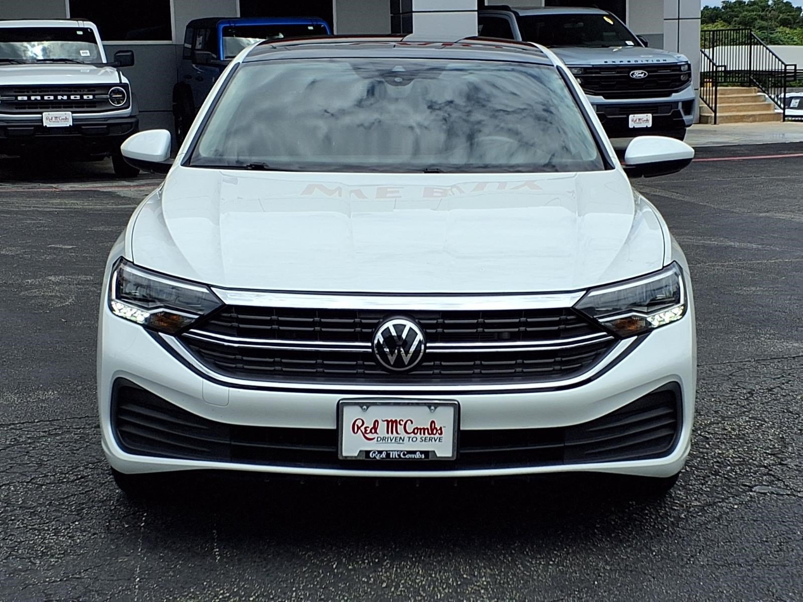 Used 2024 Volkswagen Jetta SE w/ Panoramic Sunroof Package FWD image 2