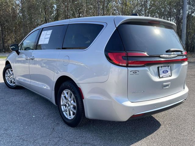 Used 2024 Chrysler Pacifica Touring-L image 3