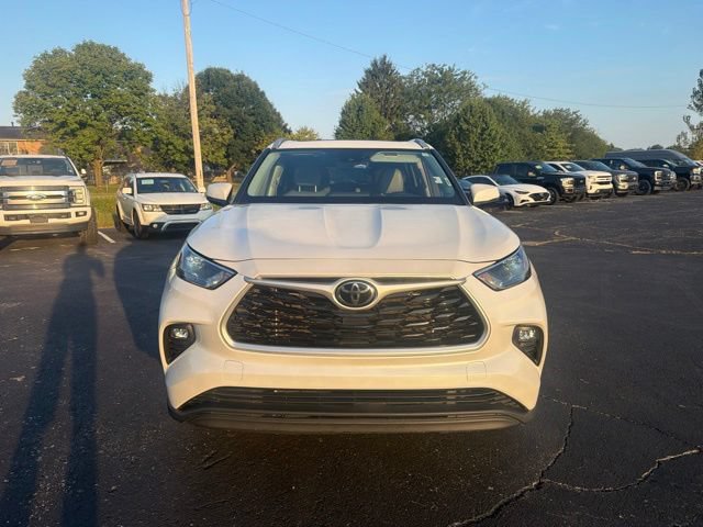 Used 2022 Toyota Highlander XLE AWD/4WD image 3