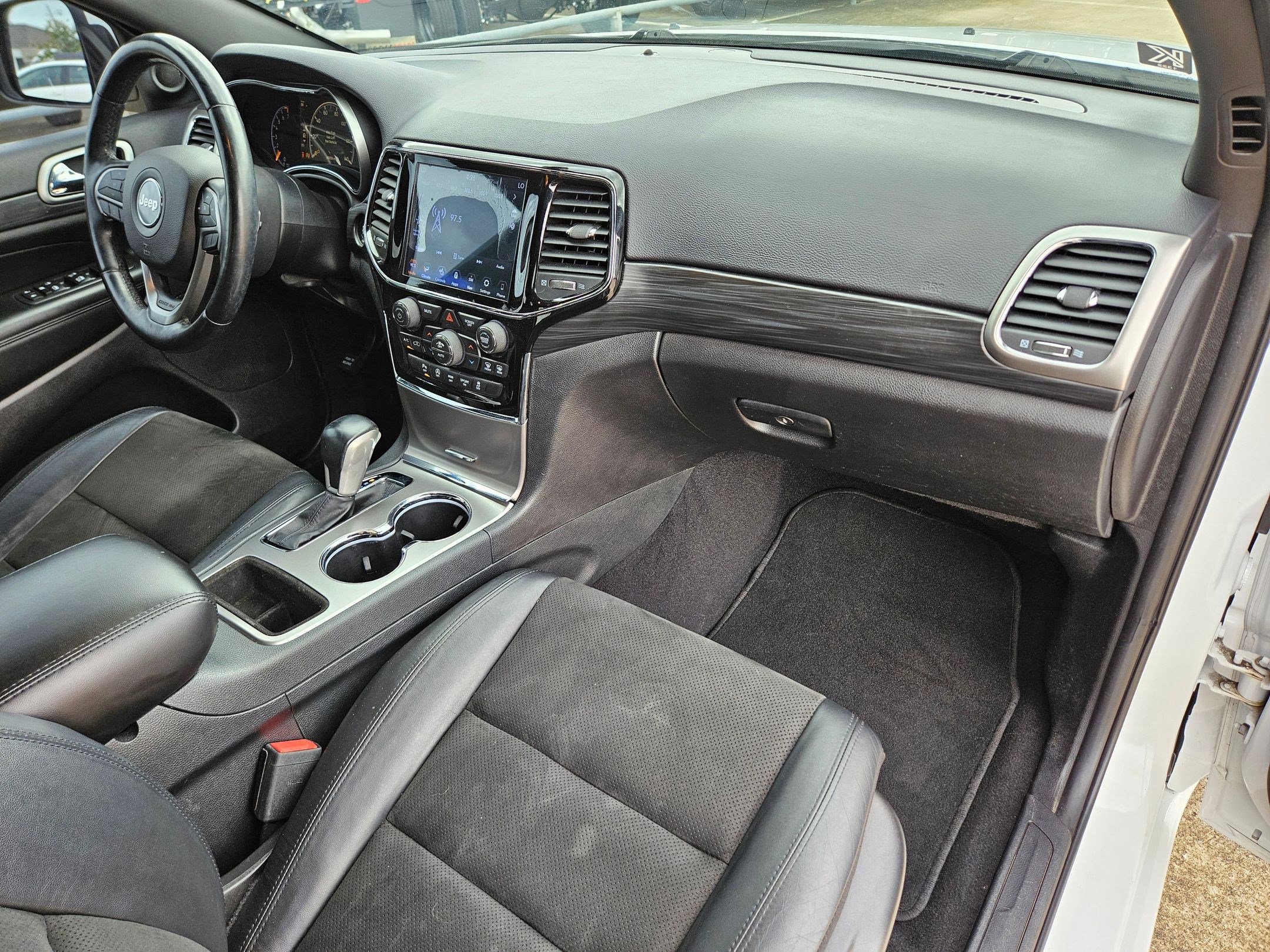 Used 2020 Jeep Grand Cherokee Altitude AWD/4WD image 31