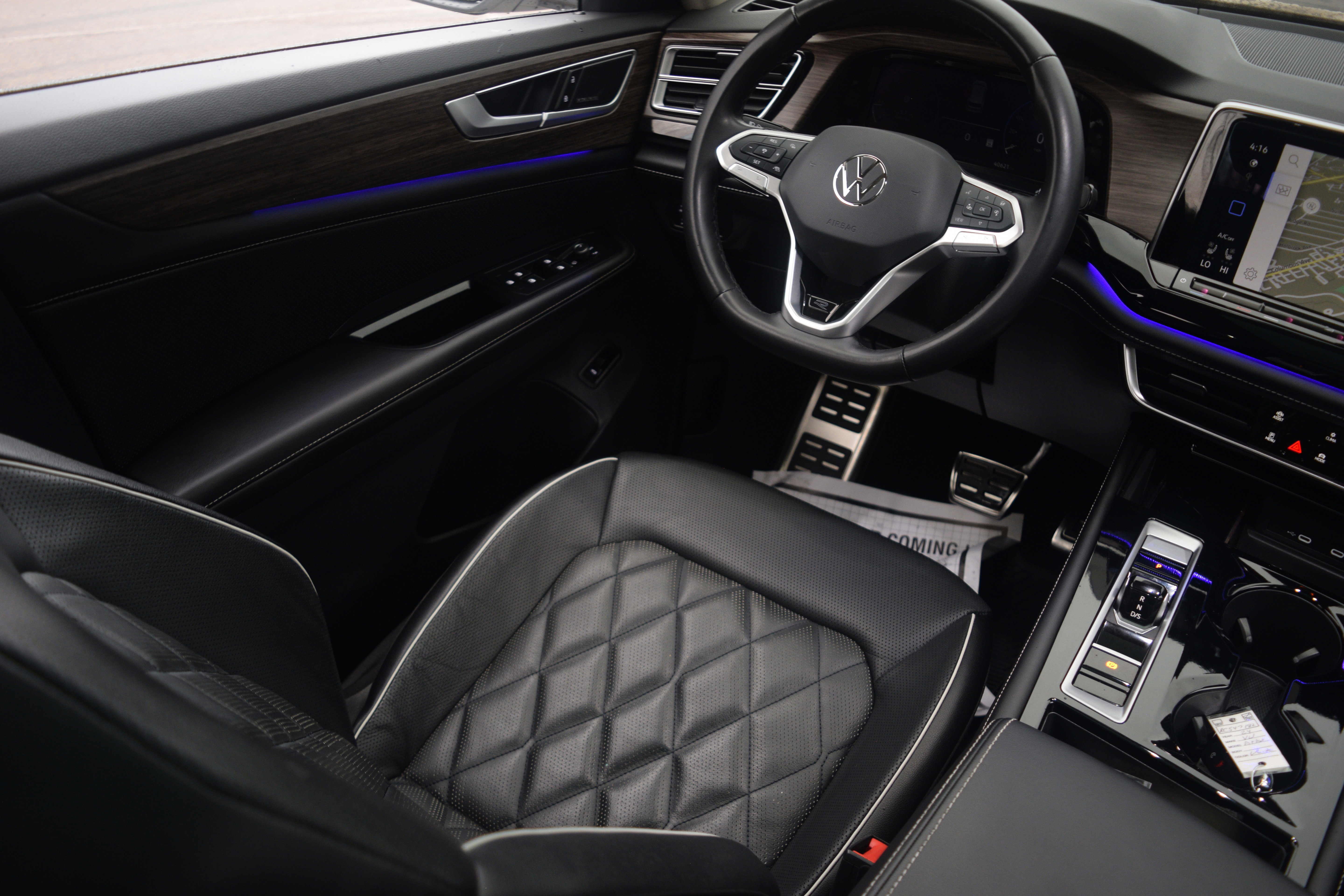 Used 2024 Volkswagen Atlas SEL Premium R-Line image 2