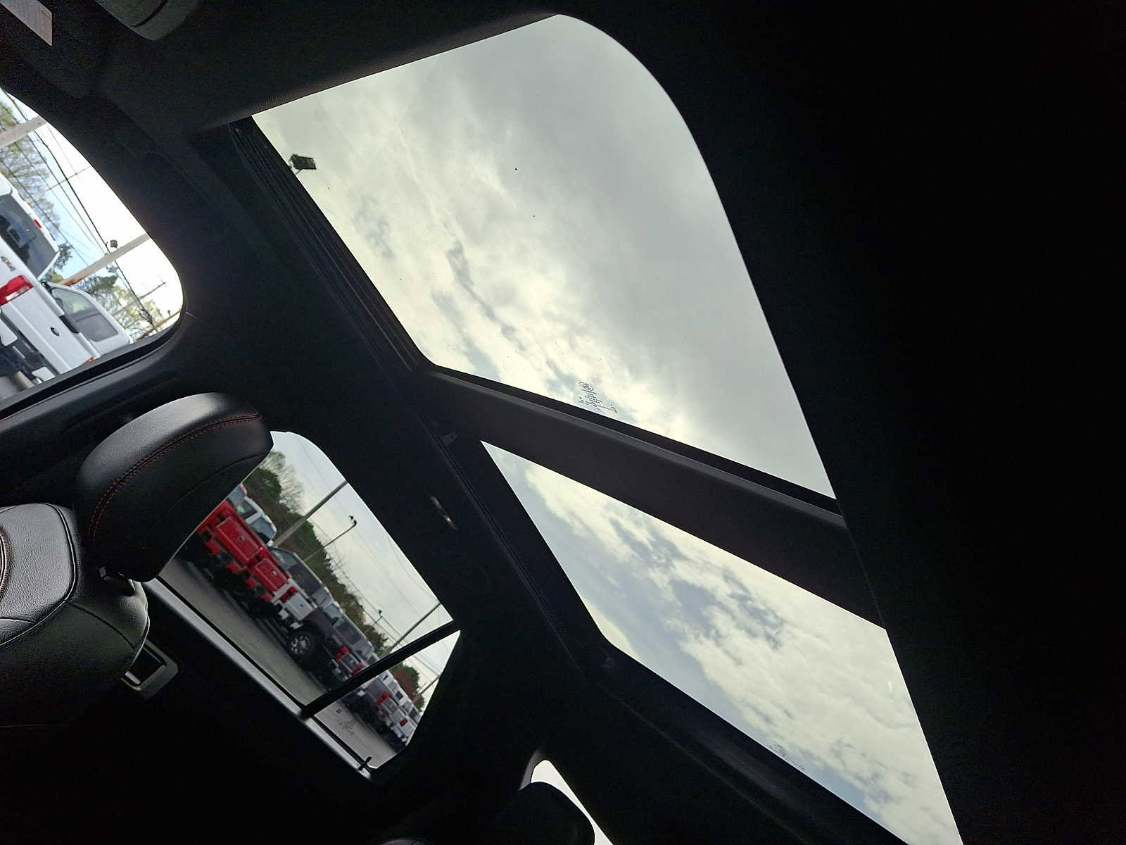 Certified 2023 Ford Explorer ST-Line w/ Class IV Trailer Tow Package image 16