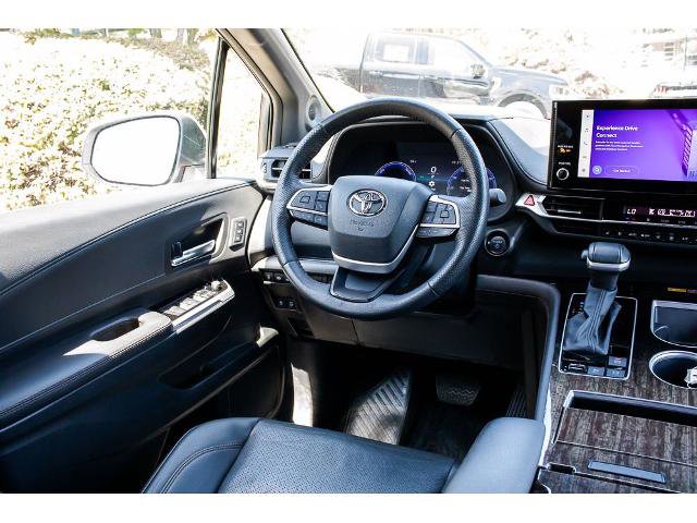 Used 2025 Toyota Sienna Platinum AWD/4WD image 14