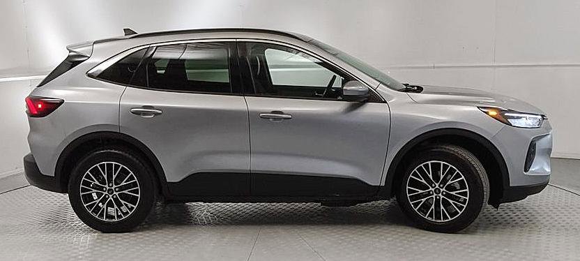 Certified 2023 Ford Escape SE image 2