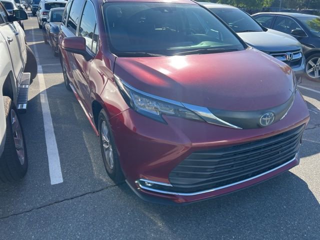 Used 2021 Toyota Sienna XLE FWD image 2