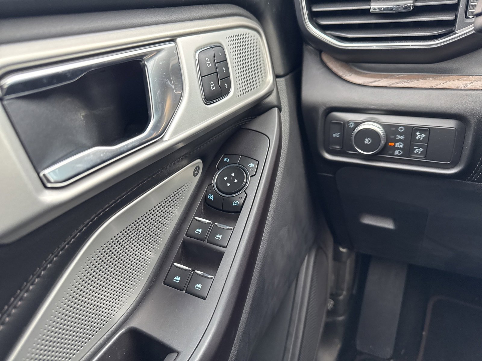 Certified 2020 Ford Explorer Platinum w/ Premium Technology Package image 24