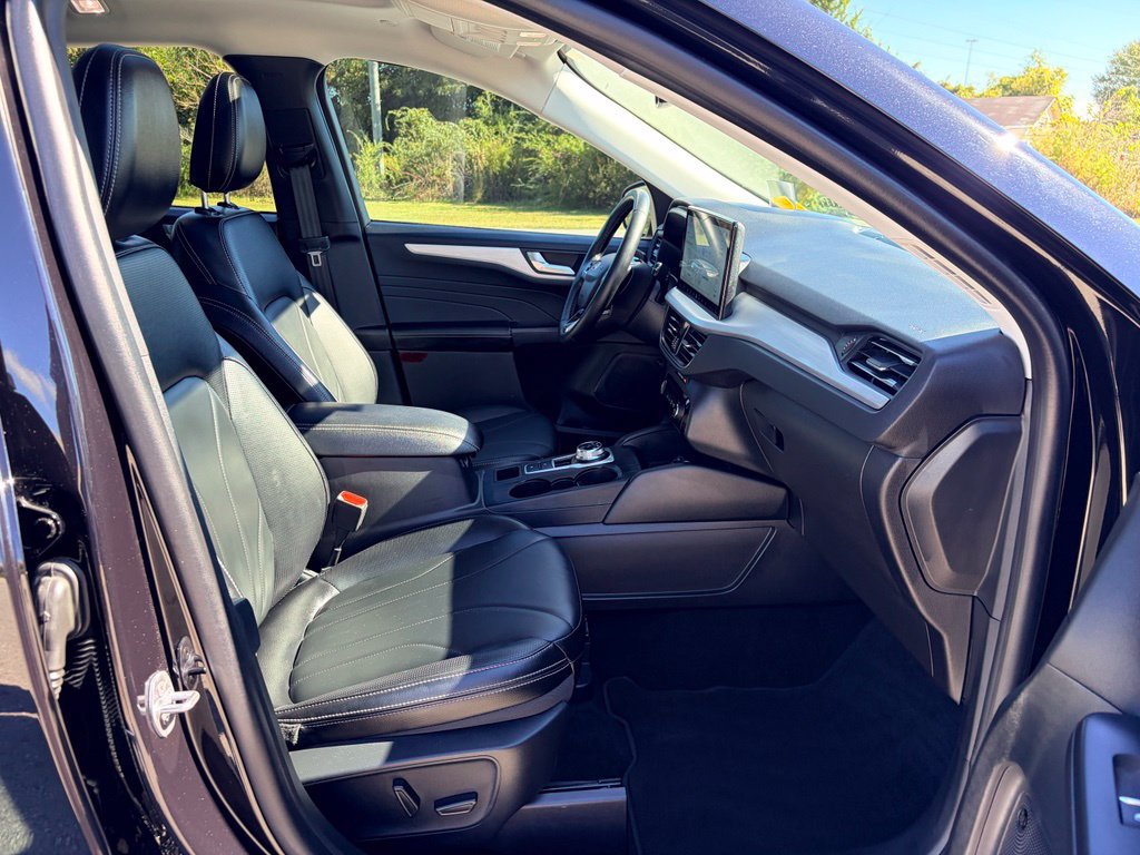 Certified 2025 Ford Escape SE w/ PHEV Premium Package FWD image 22