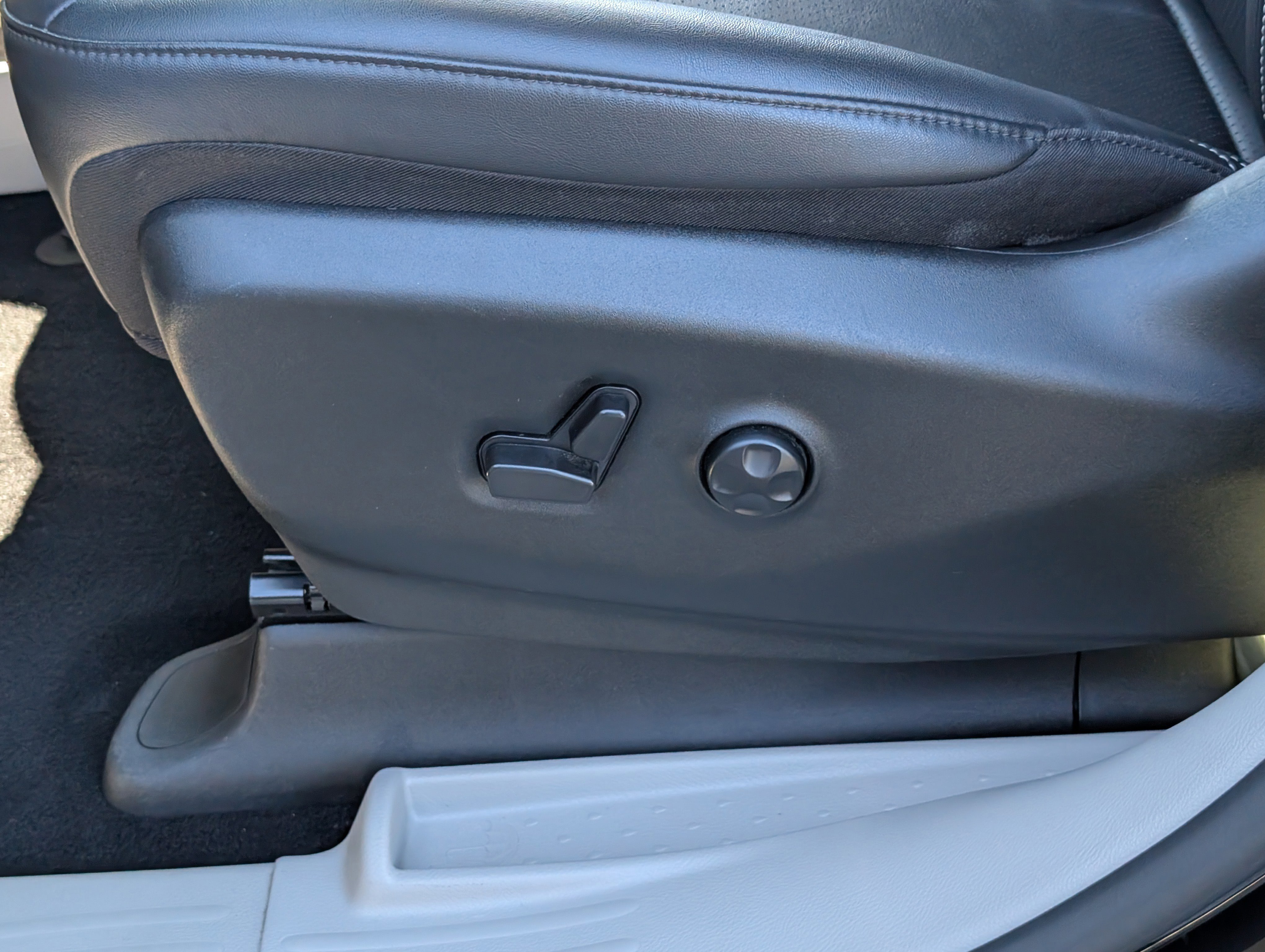 Used 2024 Chrysler Pacifica Touring-L image 23