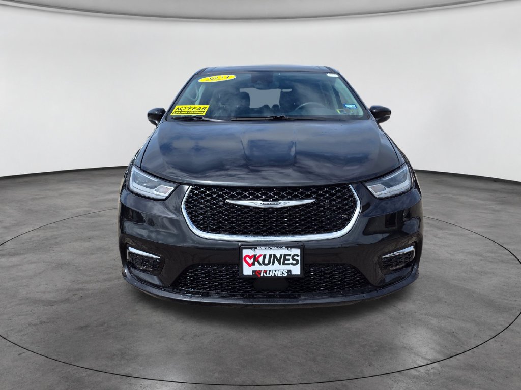 Used 2023 Chrysler Pacifica Touring-L FWD image 2