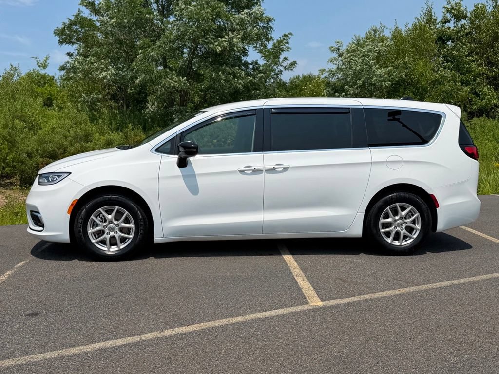 Used 2024 Chrysler Pacifica Touring-L FWD image 30