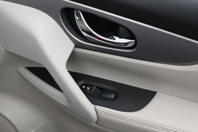 Used 2020 Nissan Rogue Sport SV w/ Technology Package FWD image 31