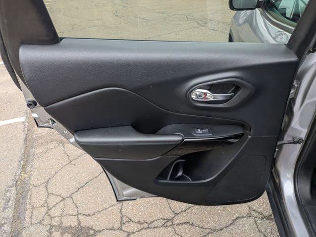 Used 2019 Jeep Cherokee Latitude Plus AWD/4WD image 28