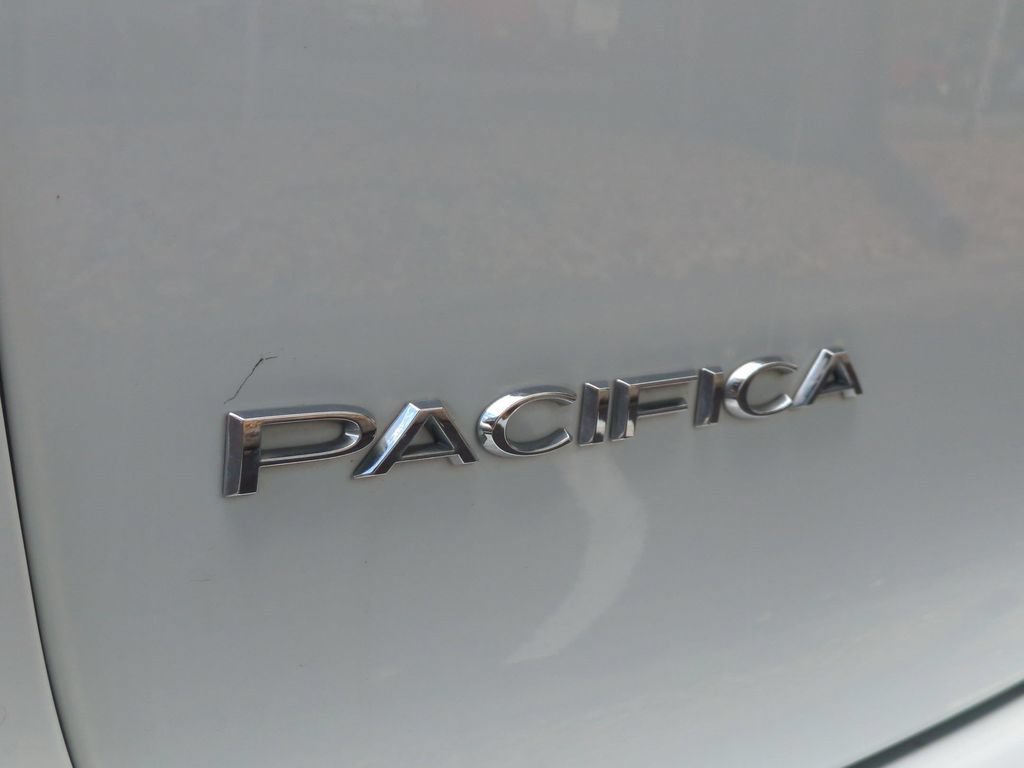 Used 2023 Chrysler Pacifica Touring-L FWD image 7