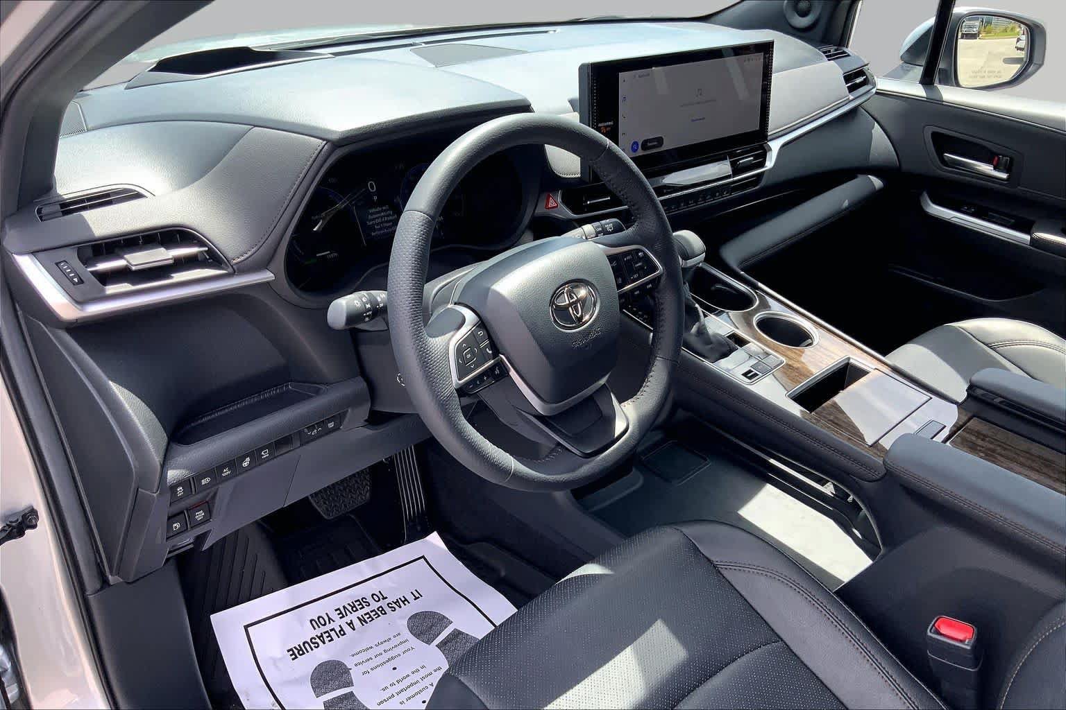 Used 2025 Toyota Sienna Platinum FWD image 18