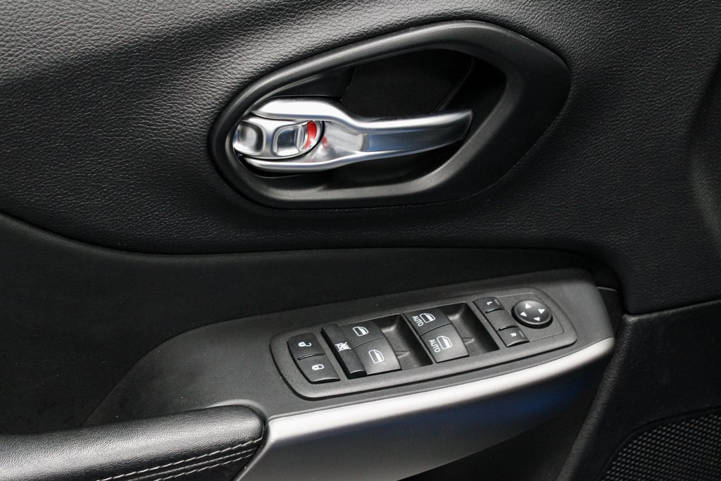 Used 2022 Jeep Cherokee Latitude Lux w/ Mopar Interior Package image 22