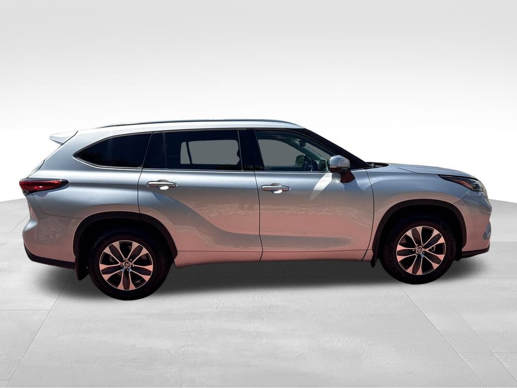 Used 2021 Toyota Highlander XLE AWD/4WD image 8