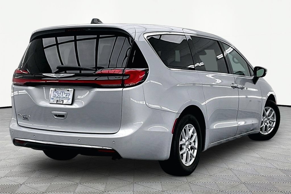 Used 2023 Chrysler Pacifica Touring-L FWD image 2