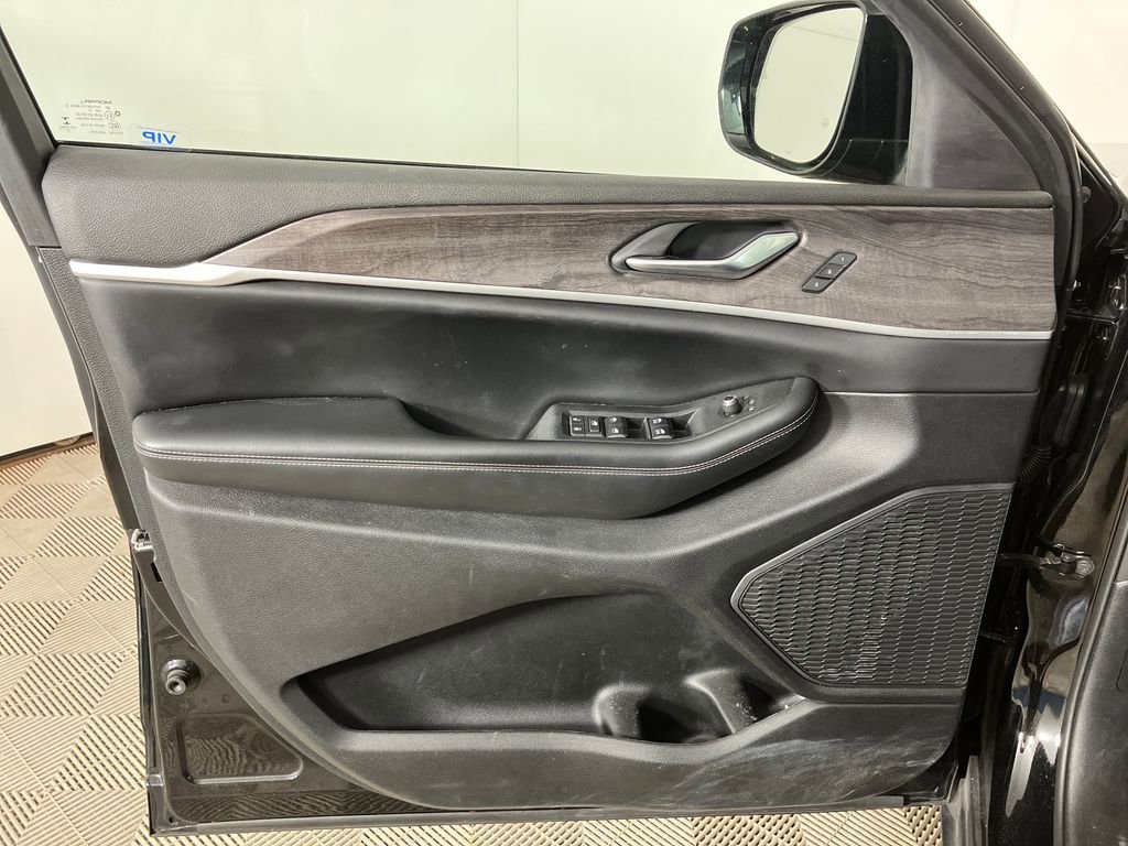 Used 2023 Jeep Grand Cherokee L Limited w/ Black Appearance Package image 22