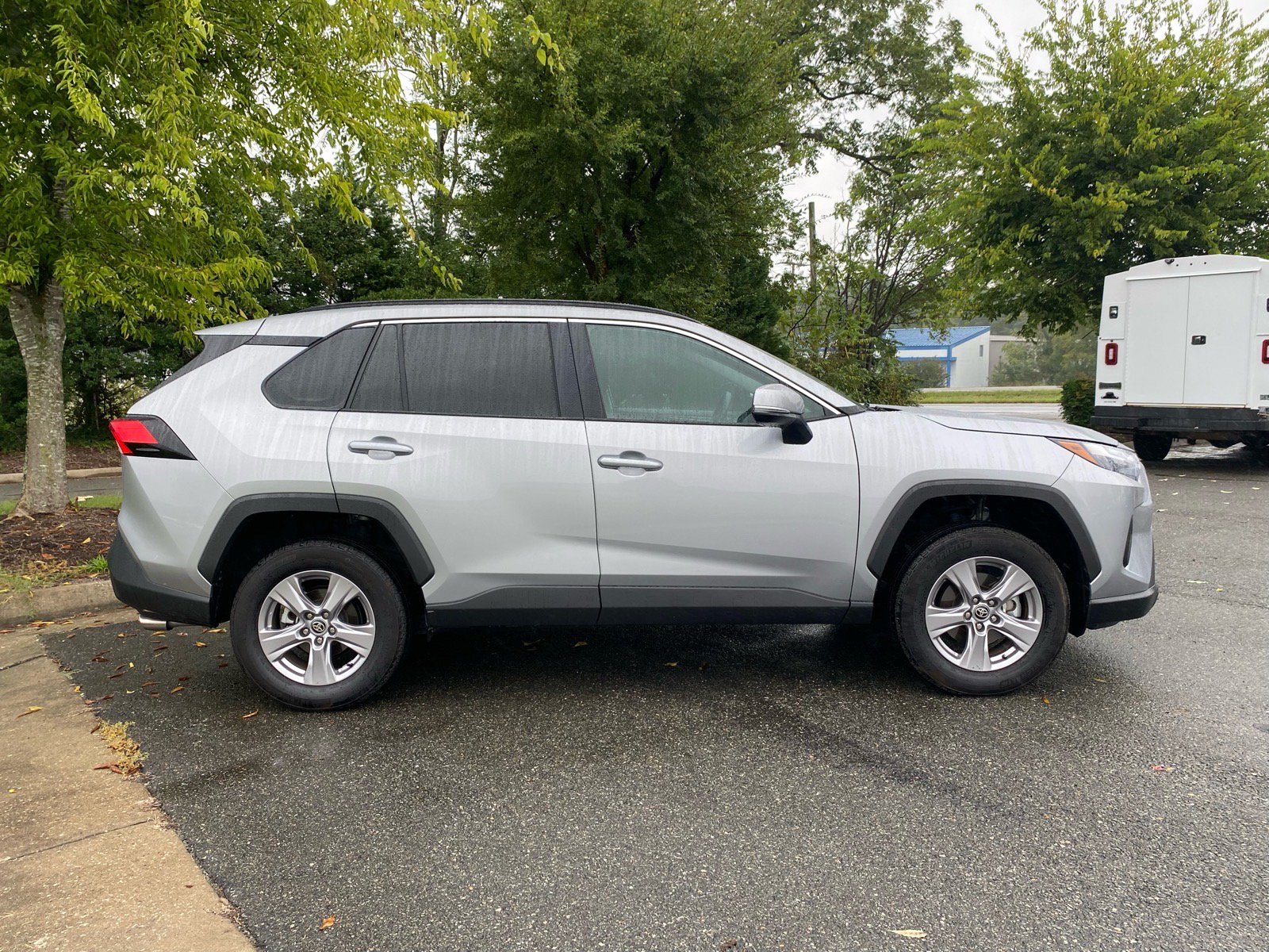 Used 2025 Toyota RAV4 XLE AWD/4WD image 3