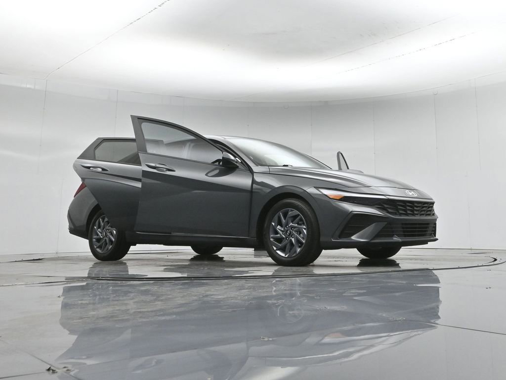 Used 2024 Hyundai Elantra SEL image 4