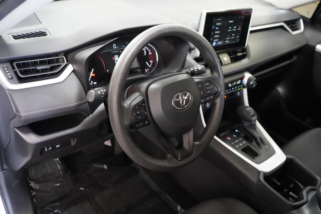 Used 2025 Toyota RAV4 XLE AWD/4WD image 16