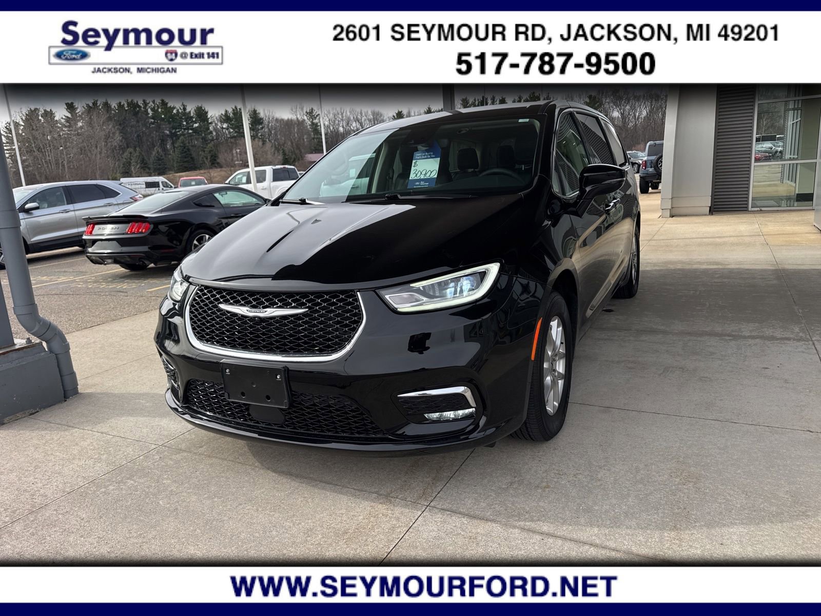 Used 2024 Chrysler Pacifica Touring-L image 9